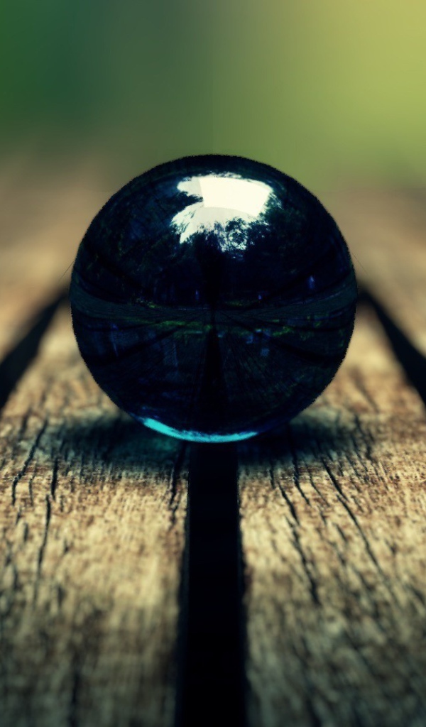 Черный зеркальный шар на досках