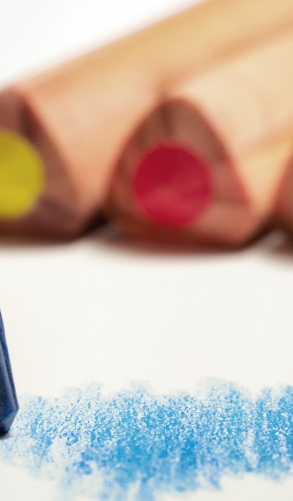 Карандаш синего цвета рисует по бумаге