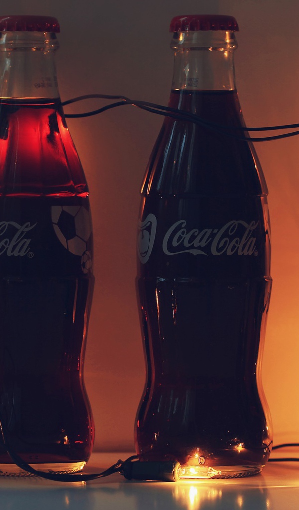 Бутылки Кока-Колы связанные новогодней гирляндой
