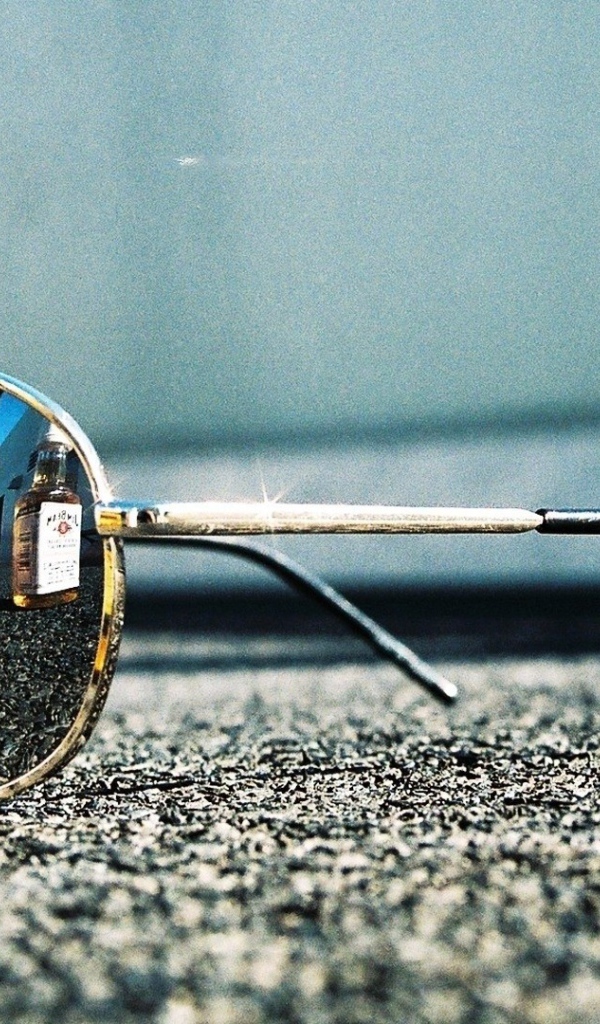 Бутылки с алкоголем отражаются в очках