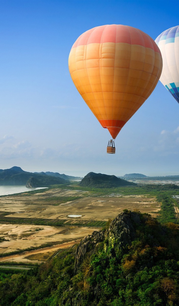 Яркие воздушные шары над побережьем