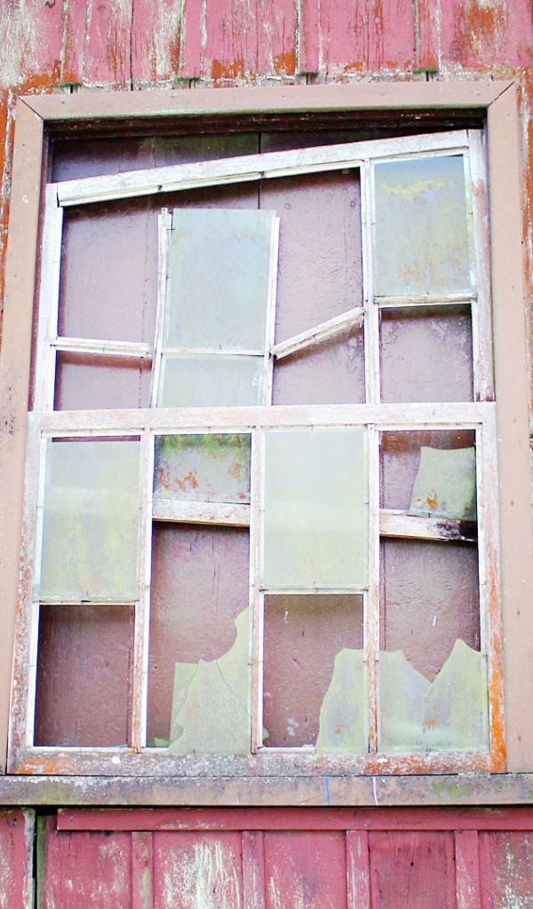 Разбитое окно в доме