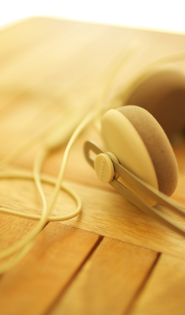 Коричневые наушники на деревянном столе