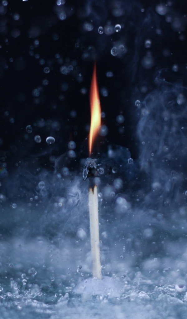 Горящая спичка под дождем
