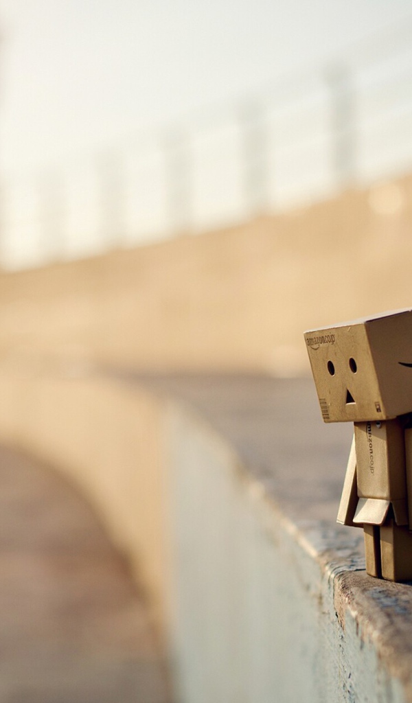 Картонный человечек на стадионе