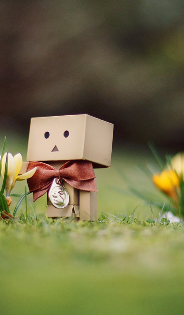 Картонный человечек ухаживает за цветами