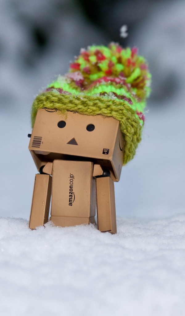 Картонный человечек в снегу