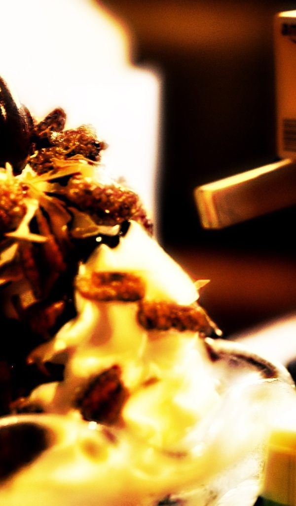 Картонный человечек смотрит на пирожное