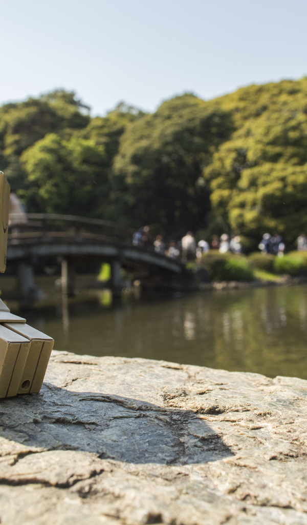 Картонный человечек на камне в саду