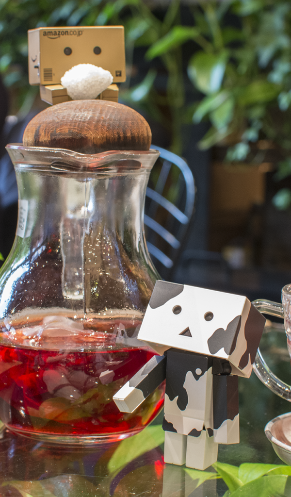 Картонные человечки на столе