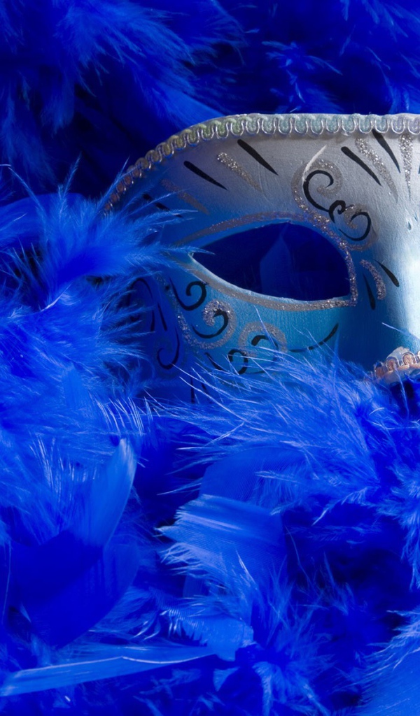 Карнавальная маска в синих перьях