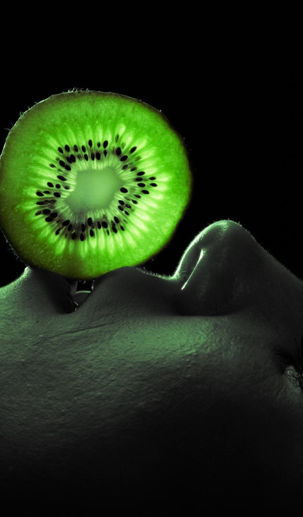 Кружок киви на лице у девушки