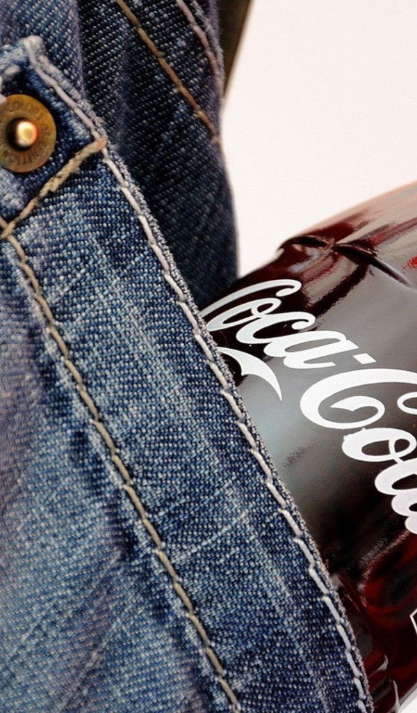 Бутылка Кока-Колы в кармане джинс