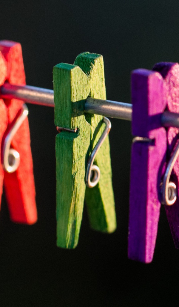 Разноцветные прищепки на проводе