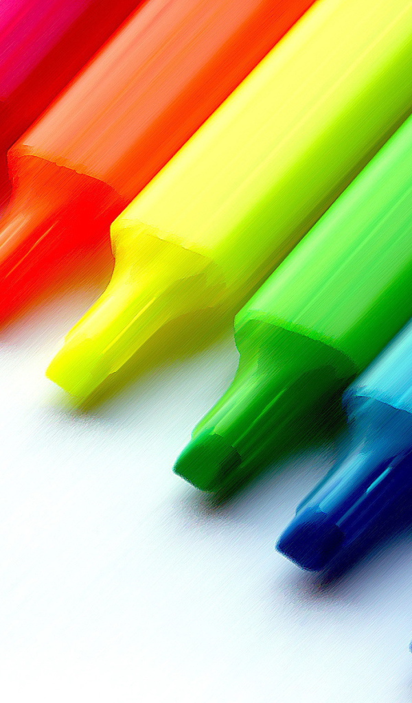 Разноцветные мелки на белом фоне