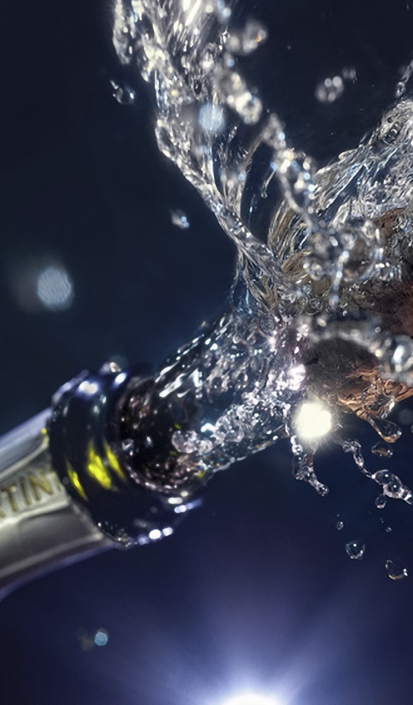 Пробка вылетает из бутылки шампанского