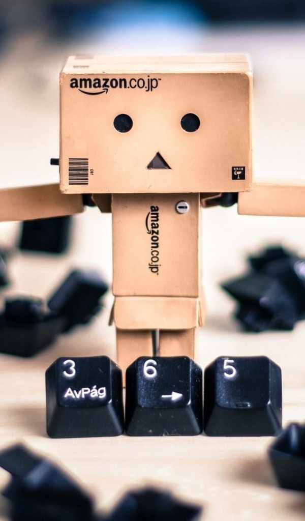 Дандо среди кнопок клавиатуры