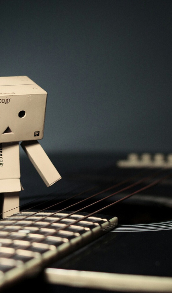 Дандо на черной гитаре