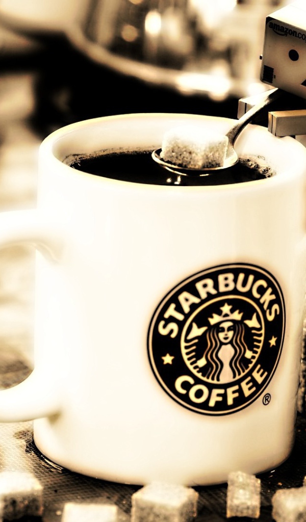 Дандо кладет сахар в кофе