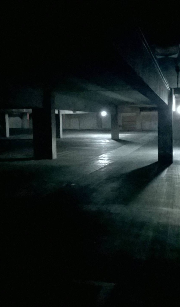 Темная ночная парковка