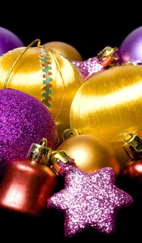 Украшения для елки на черном фоне