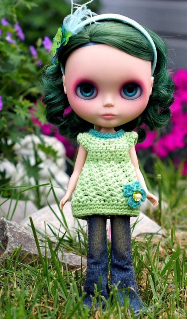 Кукла с зелеными волосами