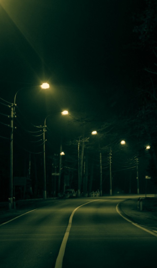 Вечерние огни на пустынной улице