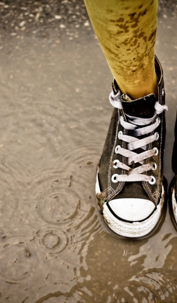 Ноги в кедах в луже