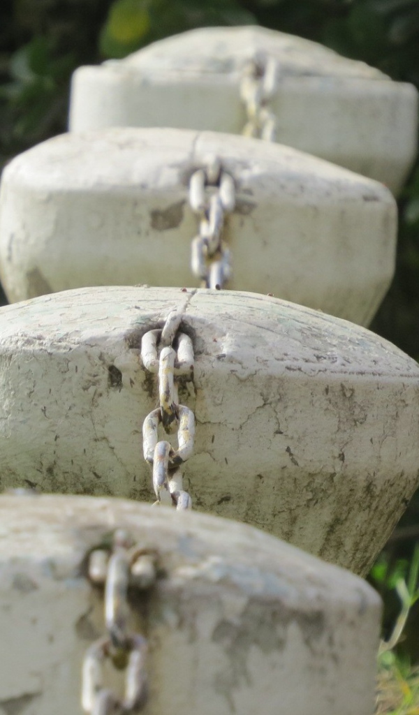 Ограждение из каменных столбов и цепей