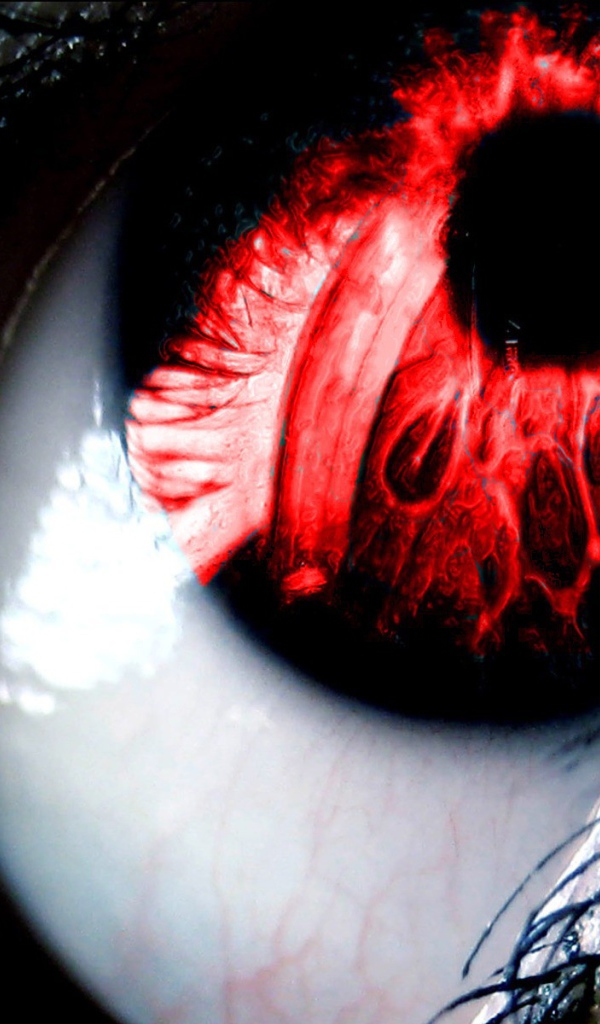 Огненно красный зрачок глаза