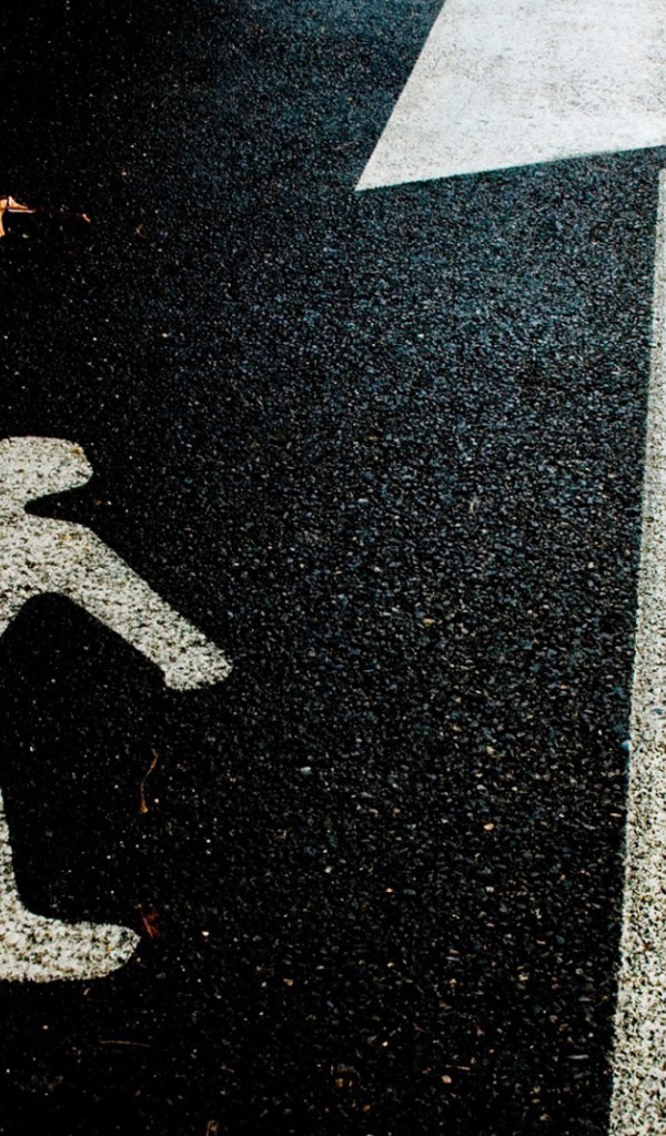 Фигурка человека на асфальте