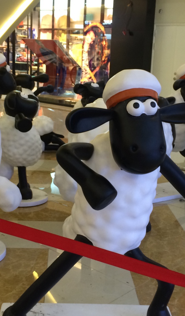 Фигурки овец в холле