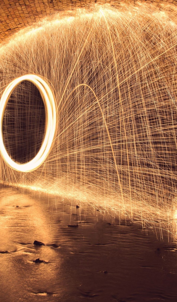 Огненный круг с искрами в тоннеле