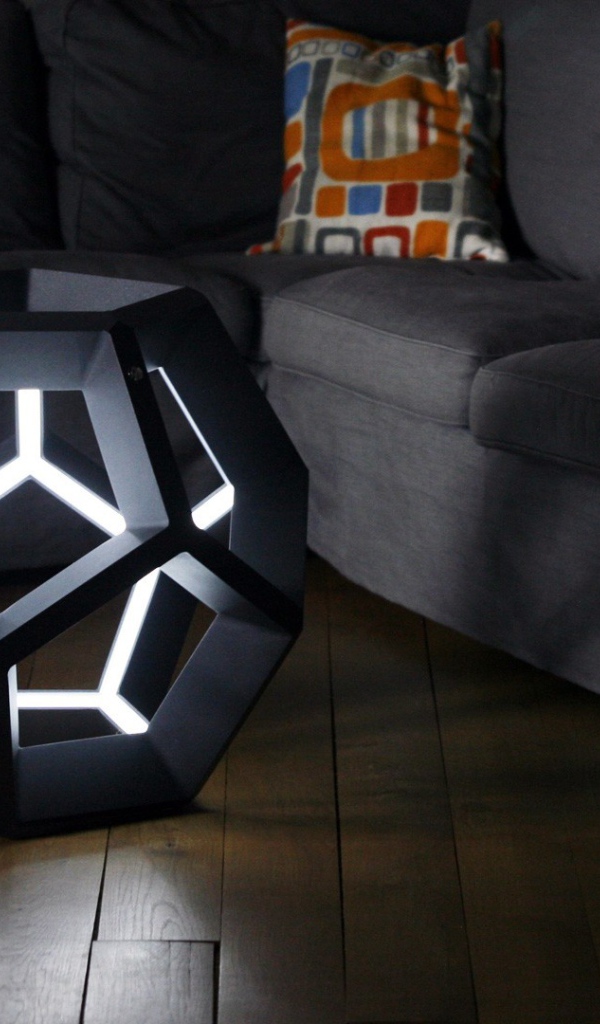 Футуристический светильник у дивана
