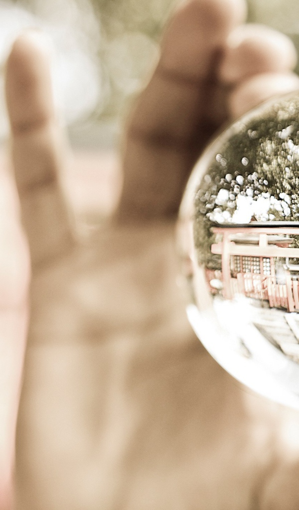 Стеклянный шар в руке