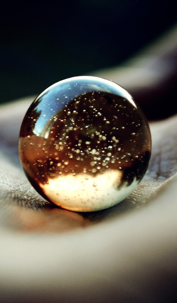 Стеклянный шар в ладони