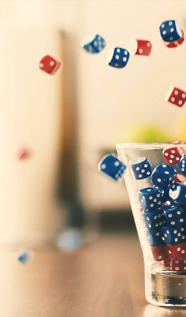 Стакан с кубиками для игры