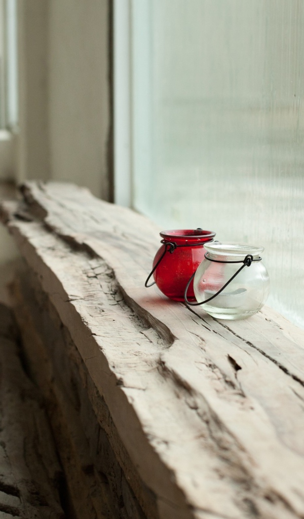 Стеклянные сосуды на подоконнике