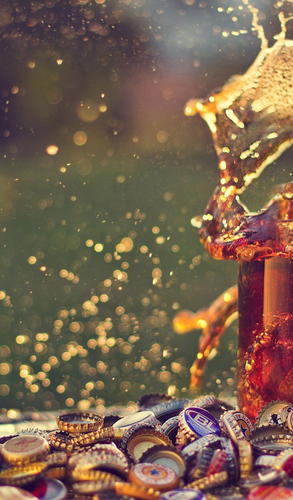 Бокал пива среди горы крышек от пивных бутылок