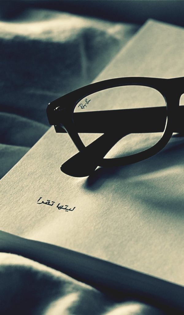 Очки на арабской книге