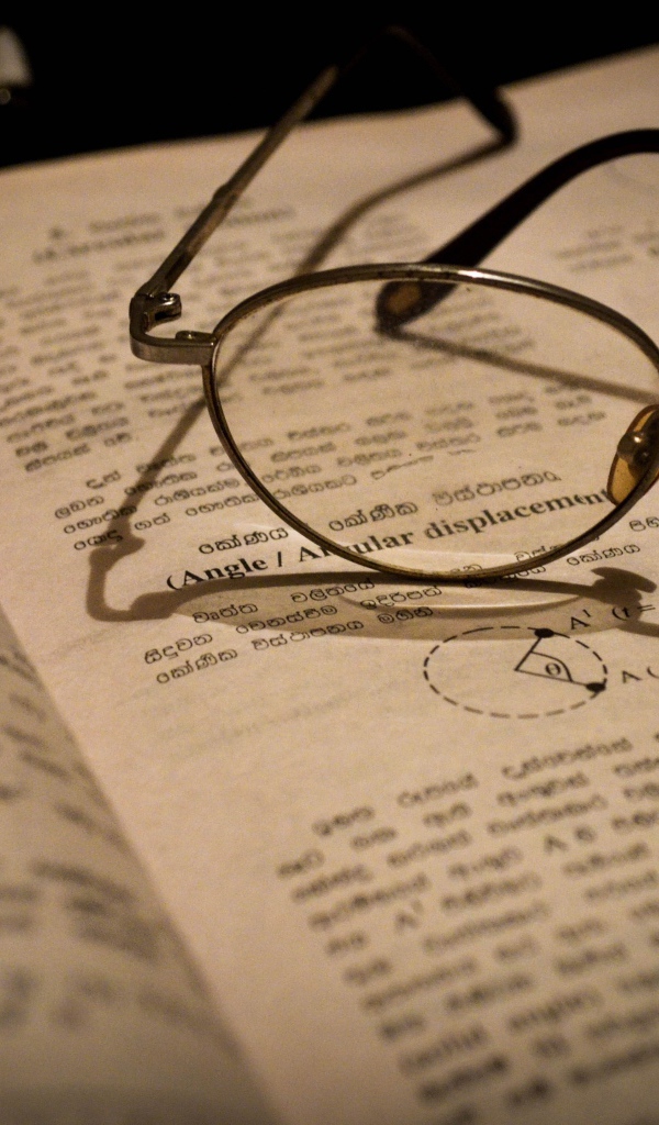 Очки на учебнике