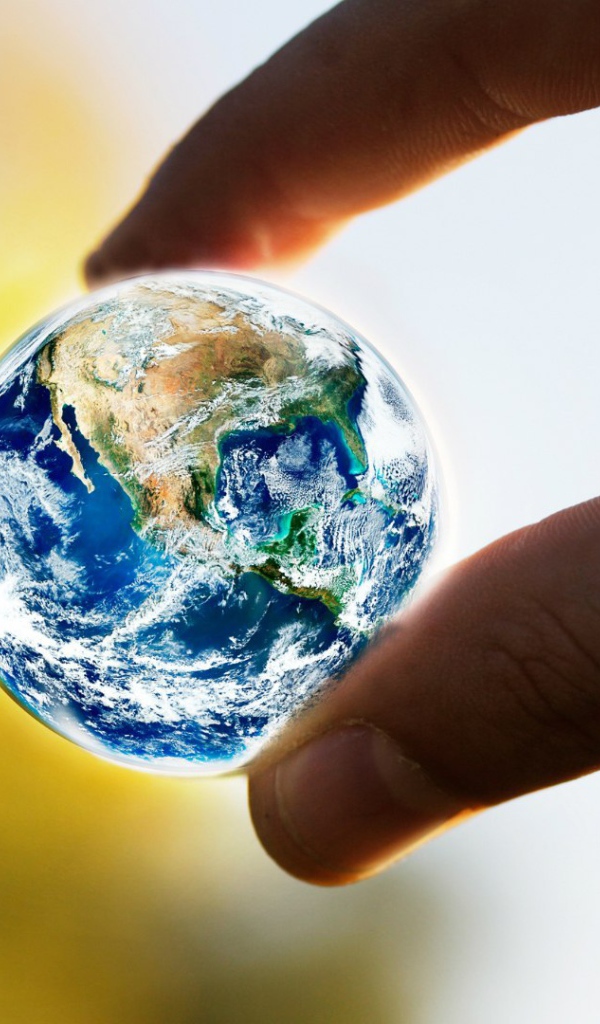 Земной шар в пальцах