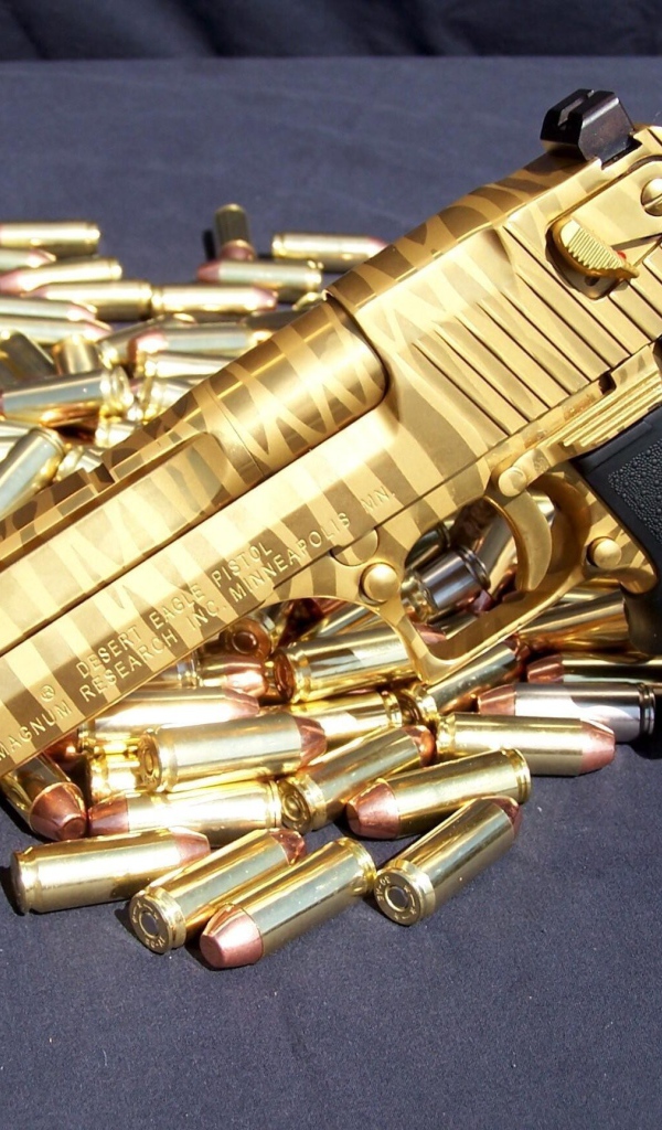 Золотой пистолет с пулями