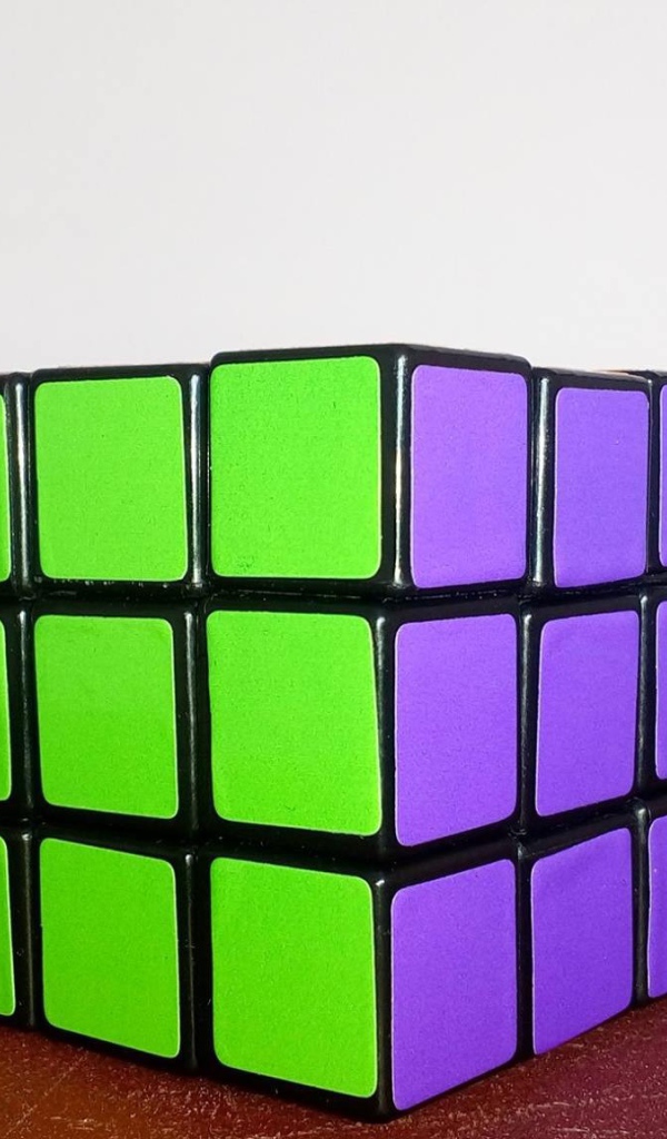 Зеленая и фиолетовая стороны кубика Рубика