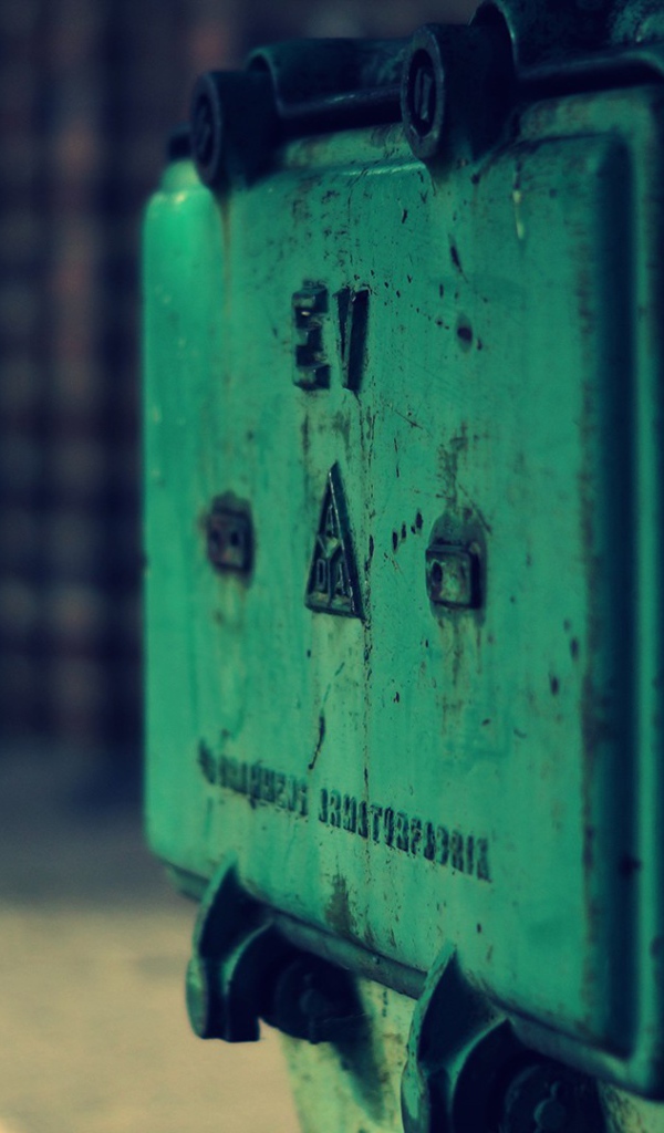 Зеленая коробка с переключателями