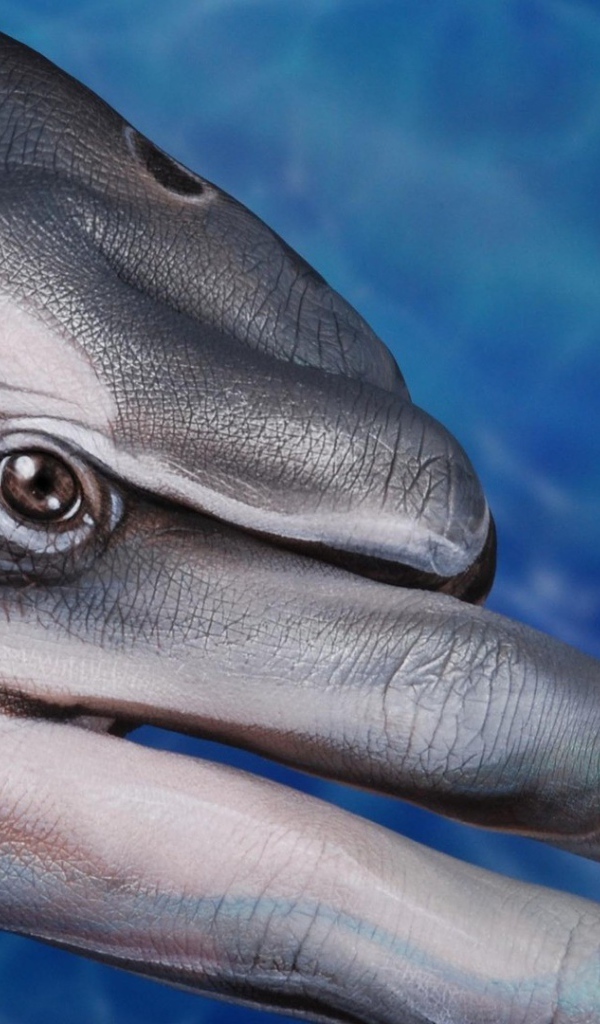 Рука изображает дельфина