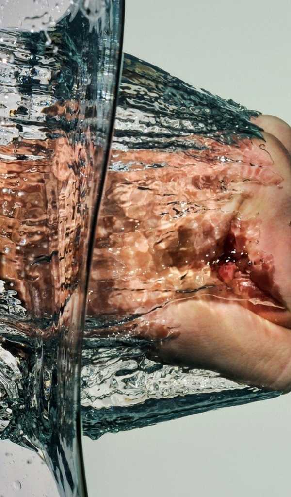 Рука пробивает воду