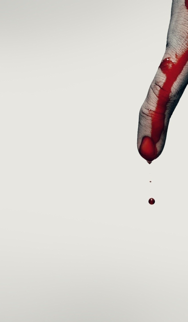 Рука в крови на сером фоне