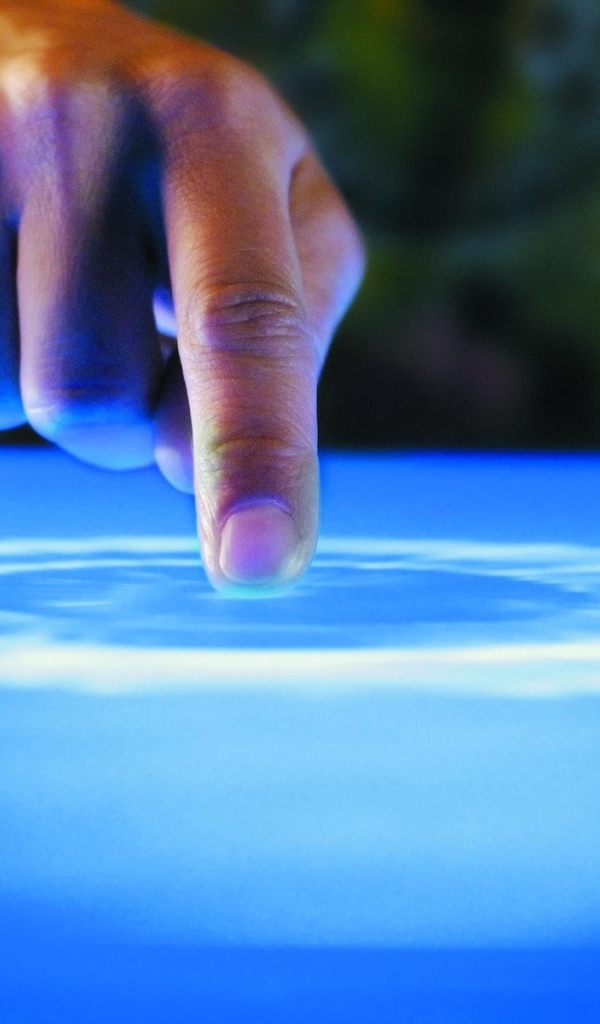 Рука касается воды