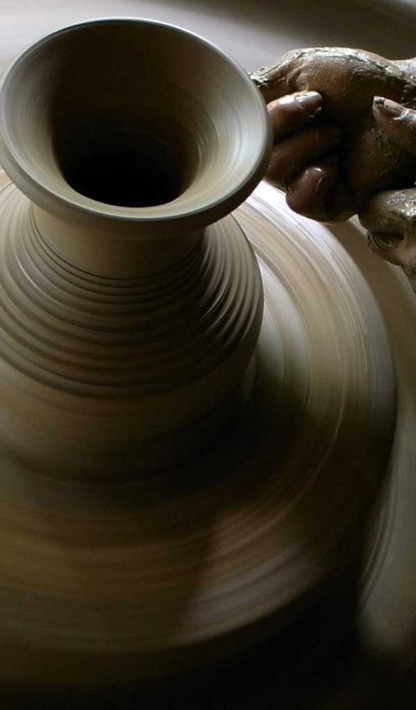 Руки гончара за работой